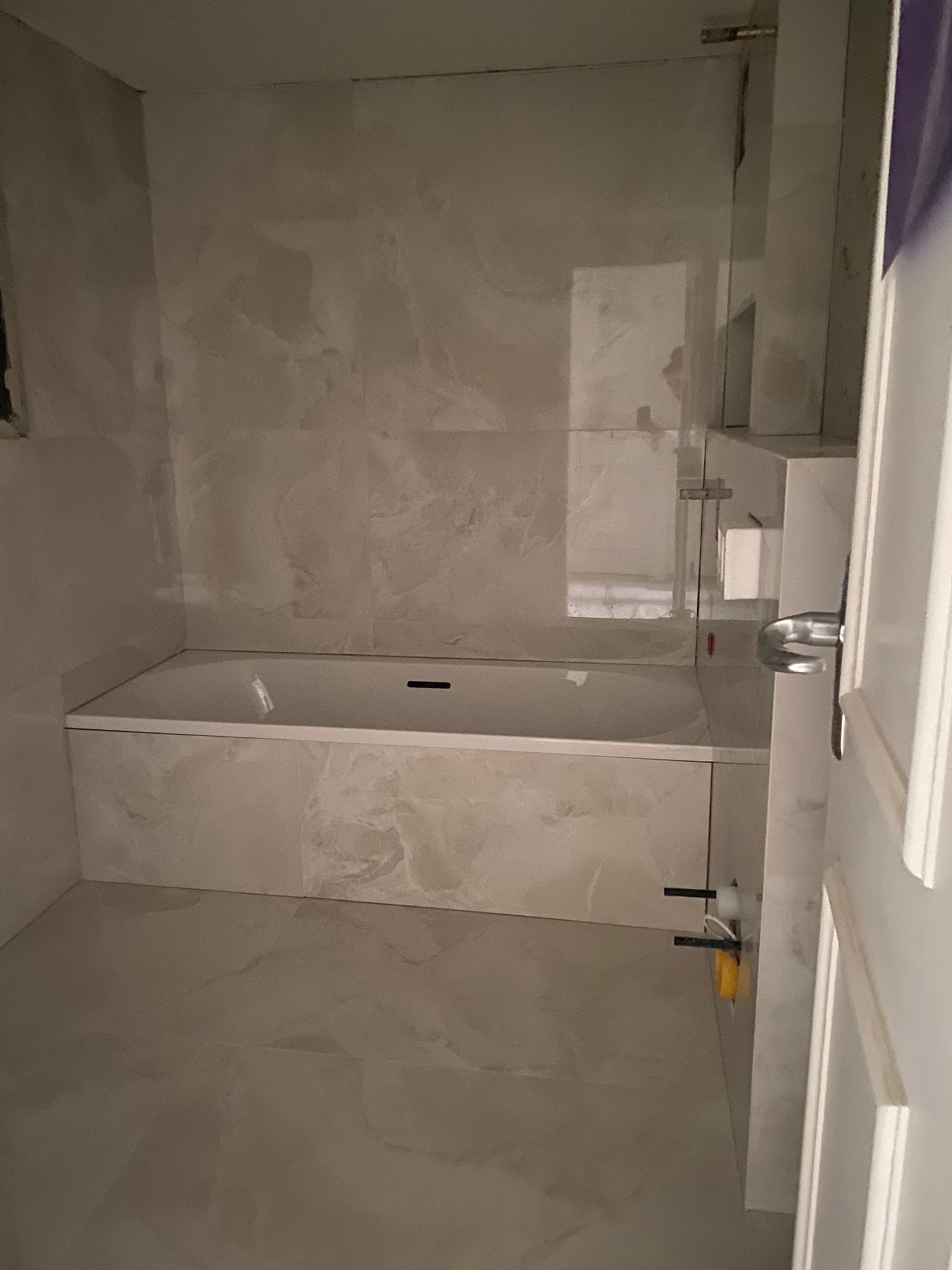 Nachher – Badezimmer mit Badewanne